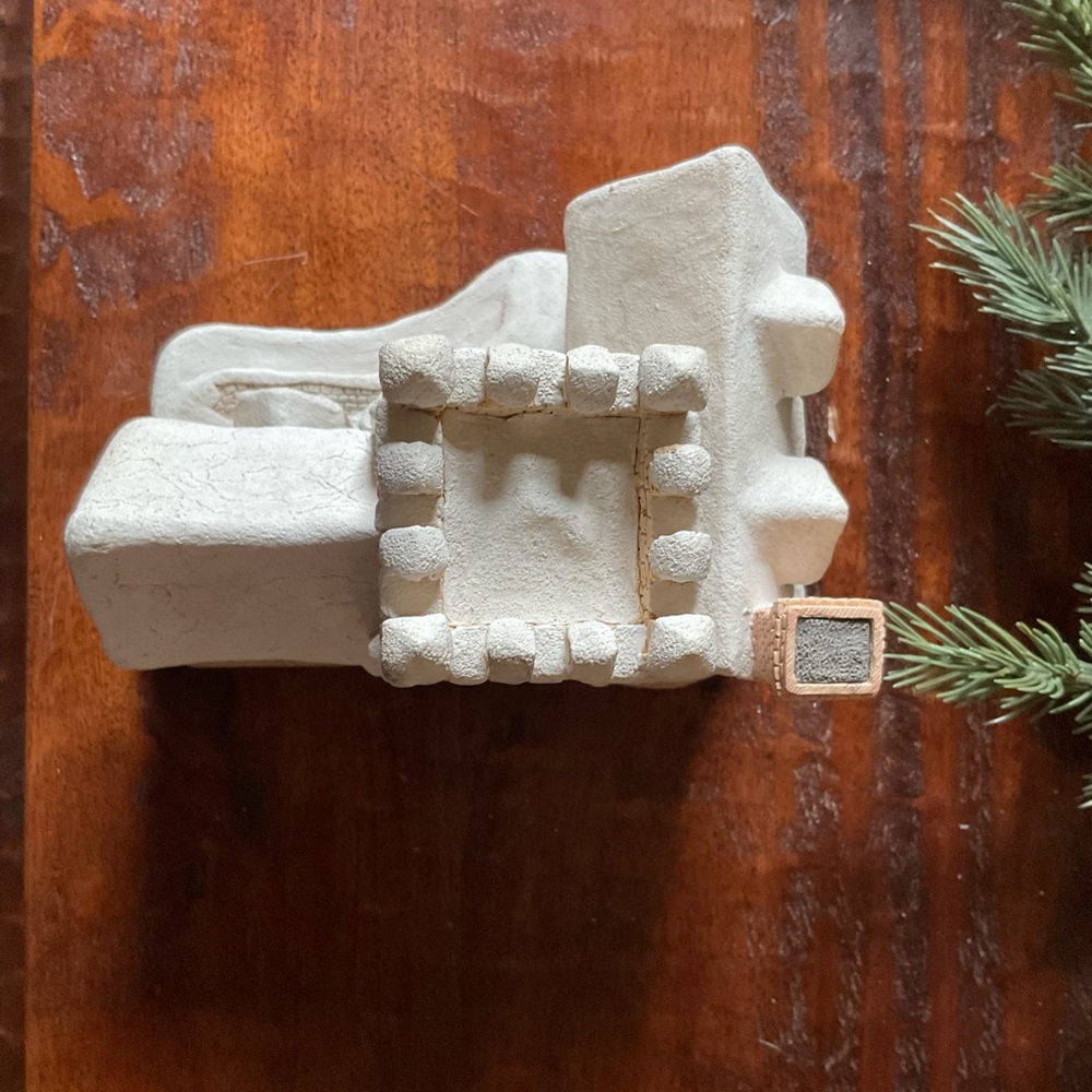 A Christmas Carol Cottage 1989 by David Winter - Picture 5 of 6